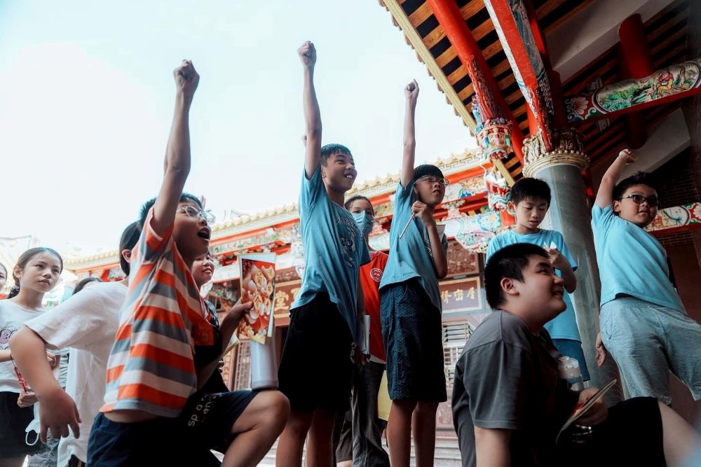 「社區是我們的學校」不只是一句口號，而是一種教育實踐。圖為桃園蘆竹新興國小的學生。