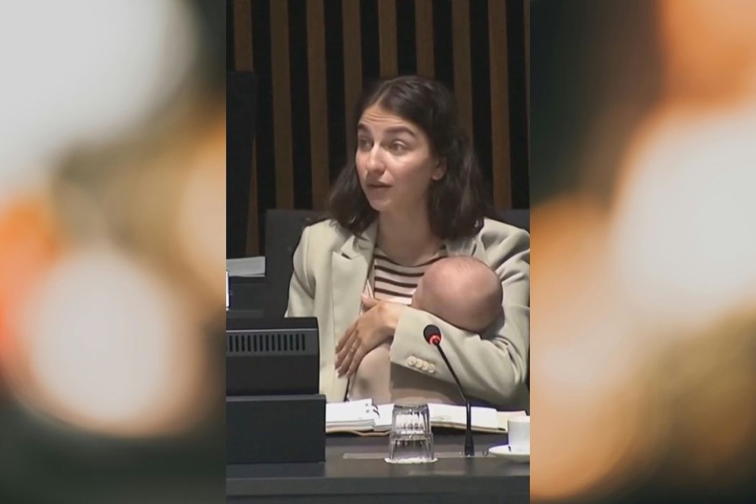 根據歐盟官員表示，就他們所知，這是歐盟歷史上第一次有嬰兒出現在部長級會議中。很多人看見這張照片，都說「這位部長真的很厲害！」但真正令人羨慕的是……