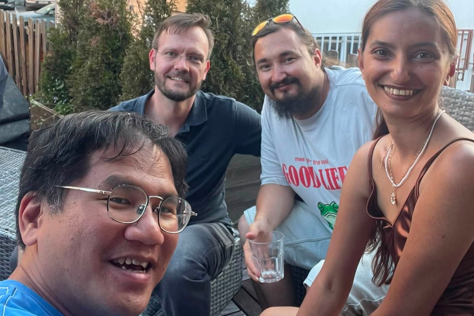 不要把學外語想得太難。其實你只需要一個語言學 100 個字就好了。甚至如果覺得 100 個字太多，學 10 個字也可以。只要有 100 個字，你就有辦法講一個語言裡面 50% 重要的東西。圖為謝智翔在保加利亞。