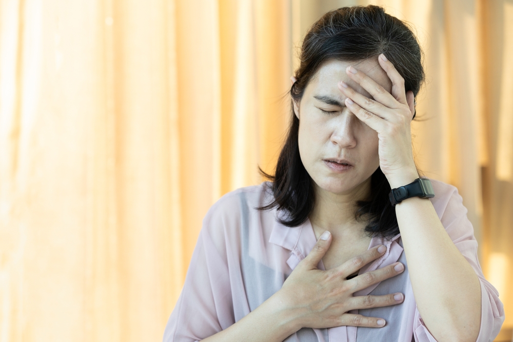 如果你降溫、補水、休息 30 分鐘還沒改善，或出現壓迫性的胸痛、躺著也喘、昏厥，那可能根本不是中暑，請立刻就醫！