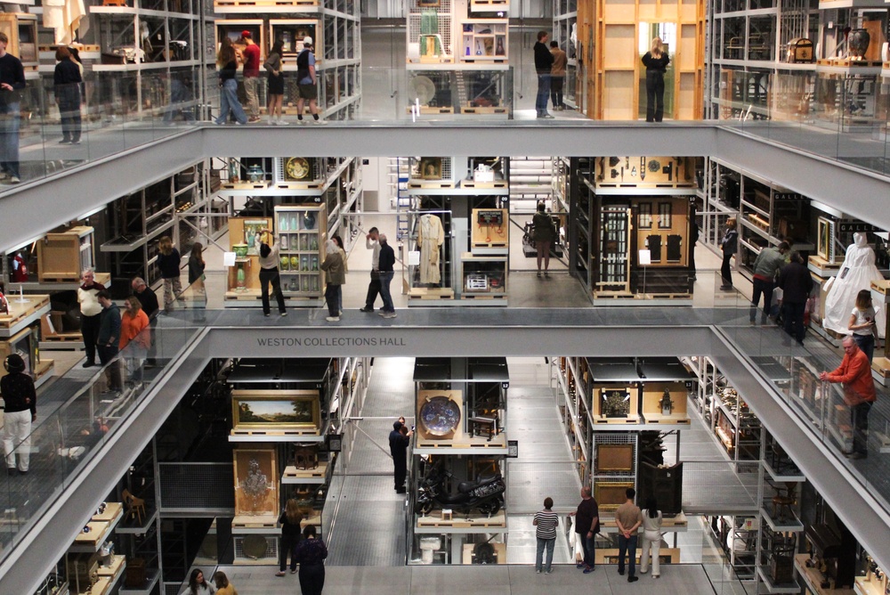 英國「維多利亞與亞伯特博物館」（Victoria and Albert Museum，V&A）可以作為開放式典藏庫房發展的參考。