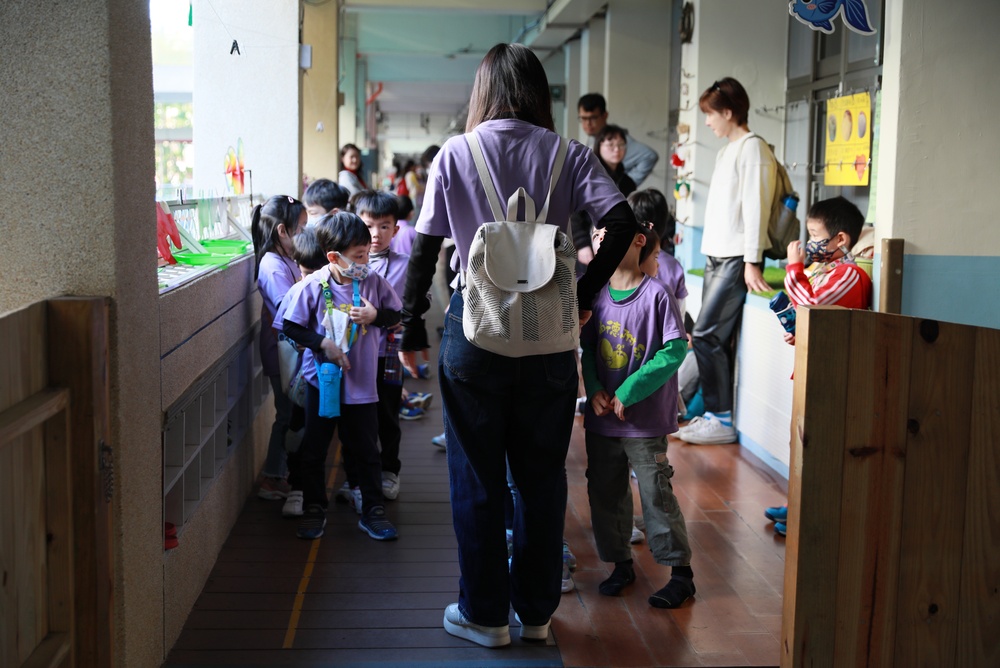 根據台灣教育產業工會公布的「2026 年教師節教師意見調查統計分析報告」，基層教師對教育部施政滿意度平均僅 2.37 分（滿分 10 分），強烈與高度不滿意者高達近 8 成。