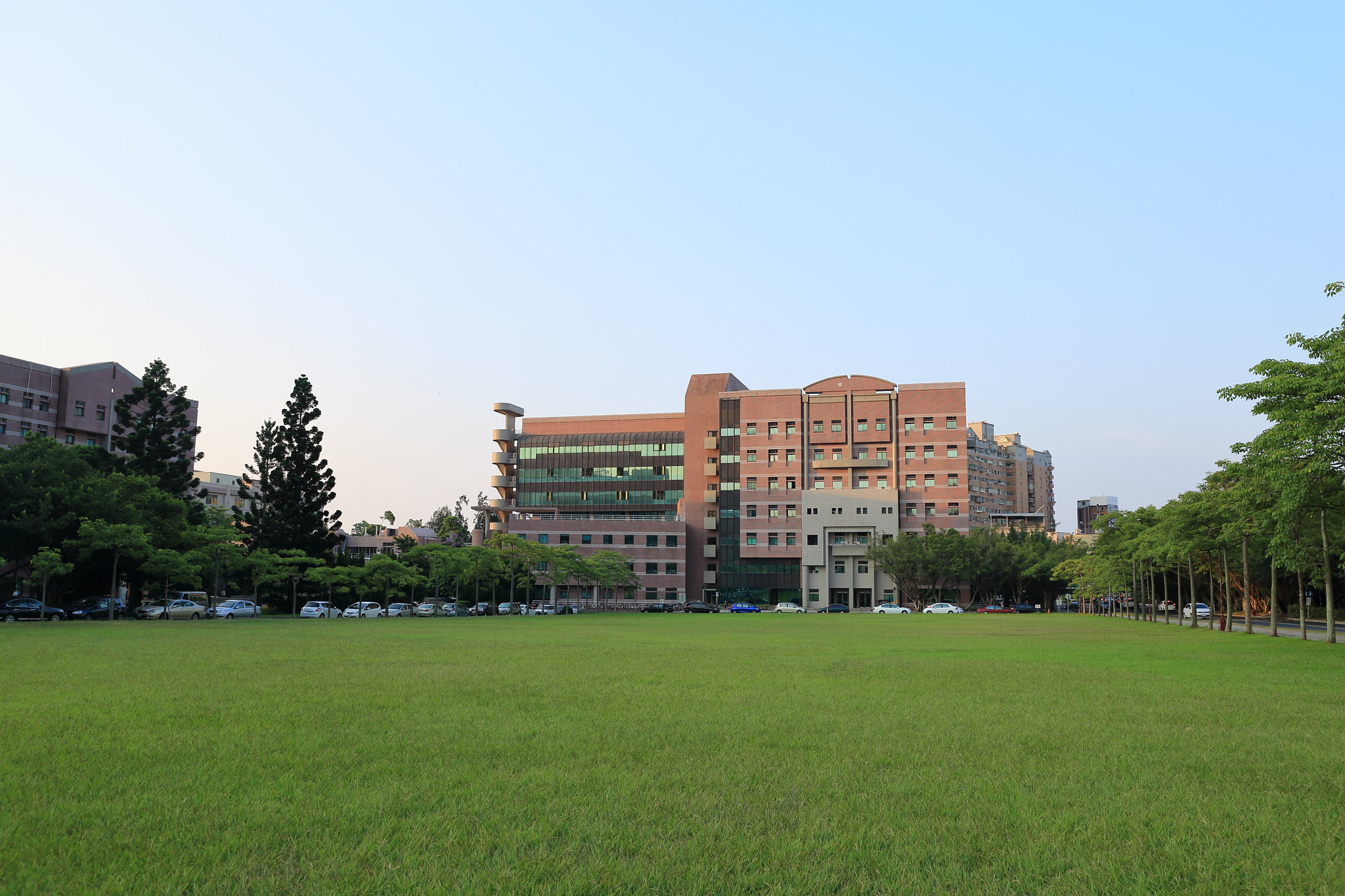 清華大學校長高為元在第二任期開始之初參與夏威夷大學校長遴選，引起校內外議論。圖為清大校園。