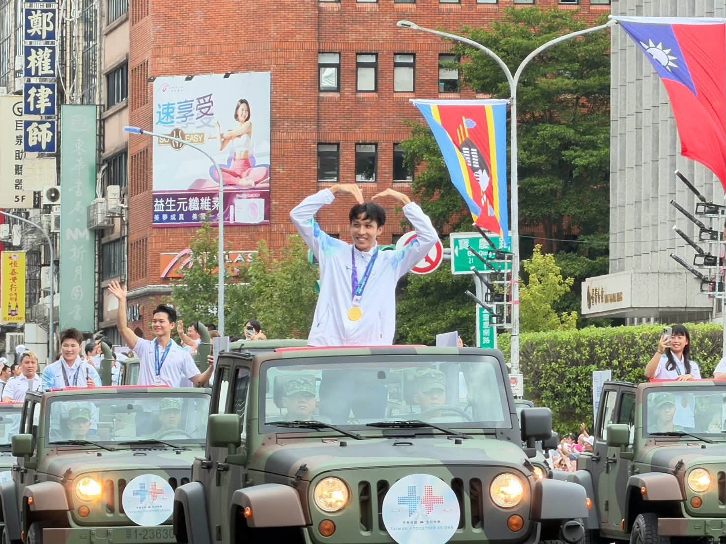 今年國慶主題表演安排了「榮耀英雄車隊」進場，受邀的是「名古屋亞運國手及國際賽事佳績選手」，但同樣在國際賽事中奪牌的技職選手卻不在其中。
